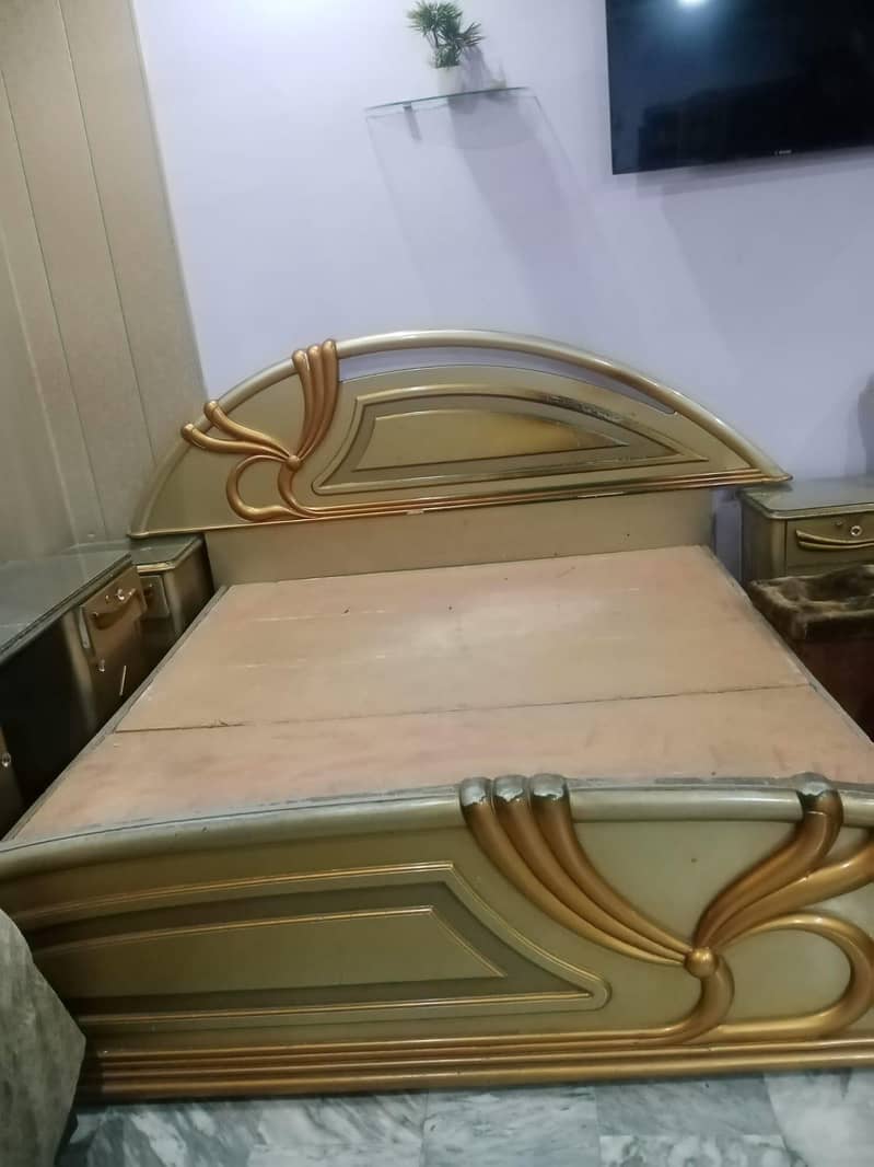 One king size bed & singhar table 0