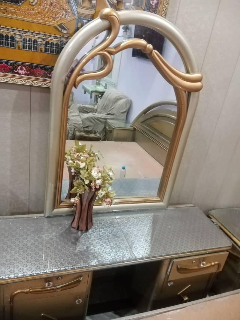 One king size bed & singhar table 2
