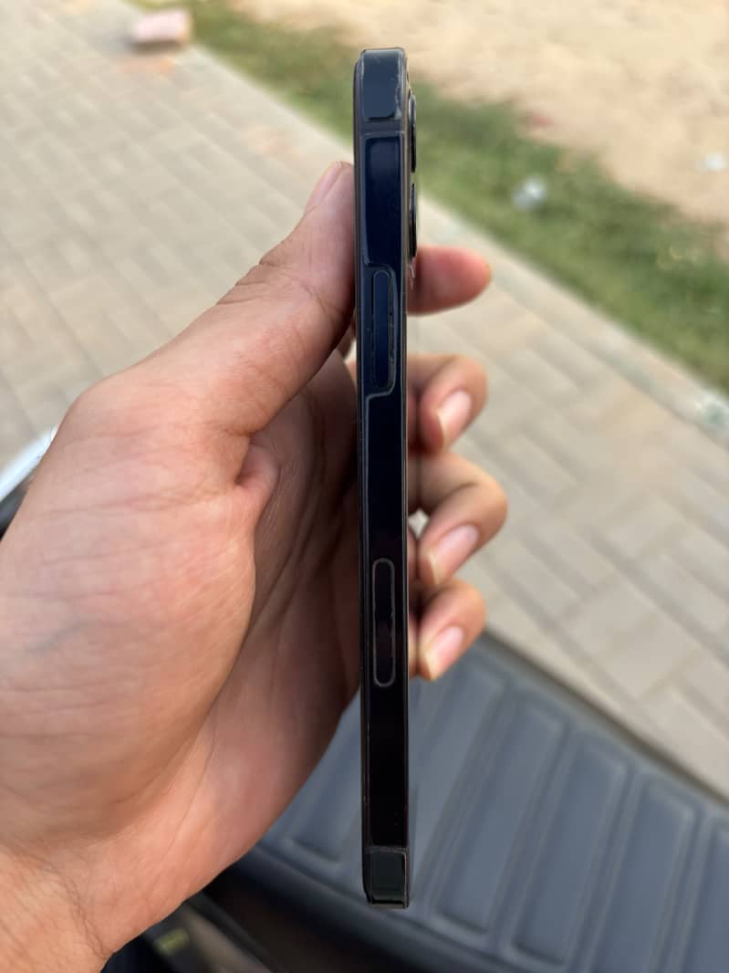 Apple iPhone 12 4