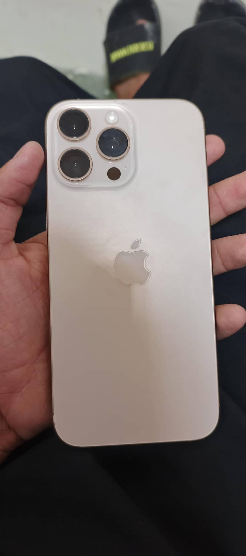 Apple iPhone 16 Pro Max 2