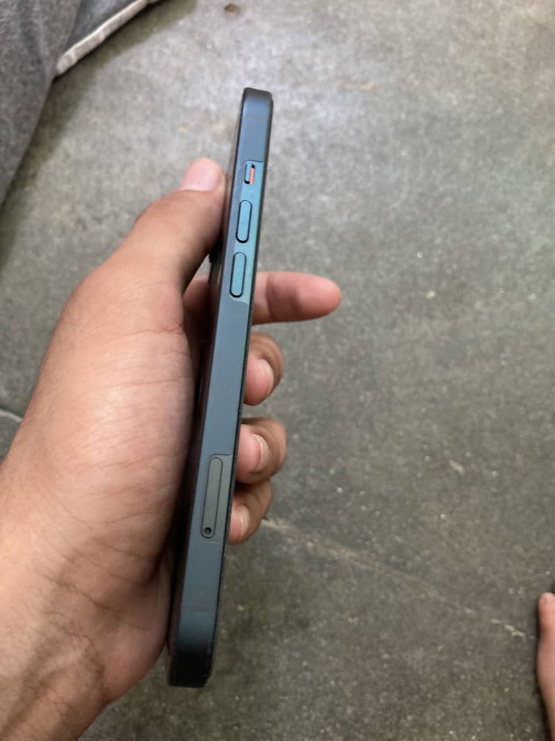 Apple iPhone 13 6