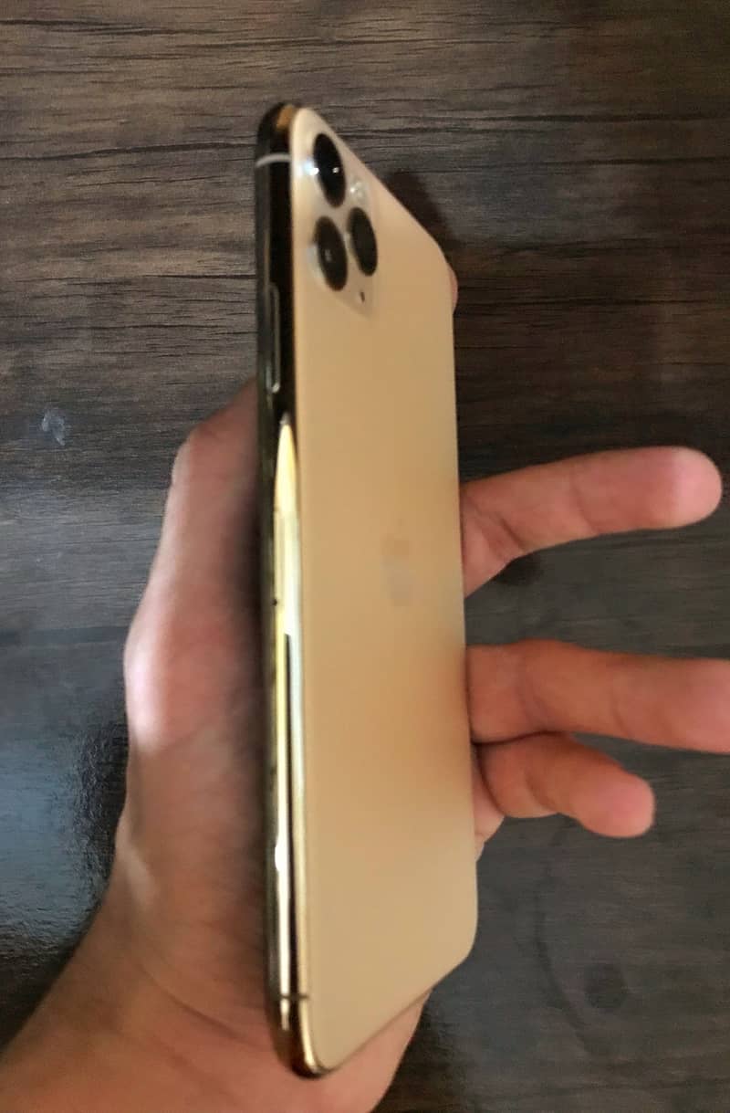 Apple iPhone 11 Pro Max 4