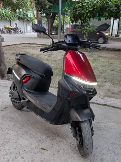 Evee S1 Electric Scooter – Excellent Condition – For Sale