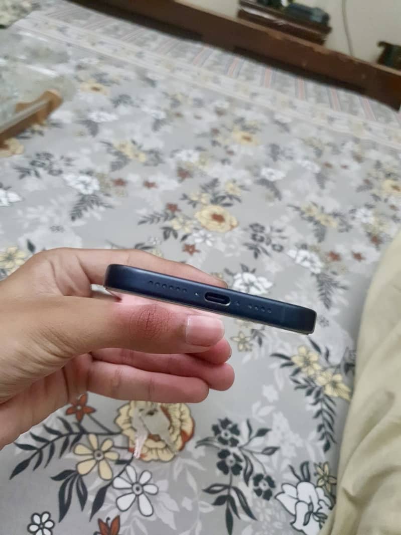 Apple iPhone 15 Pro Max 3