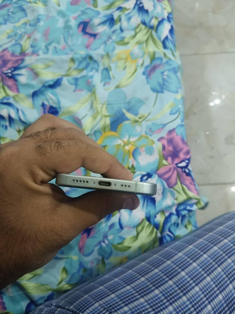 Apple iPhone 15 4