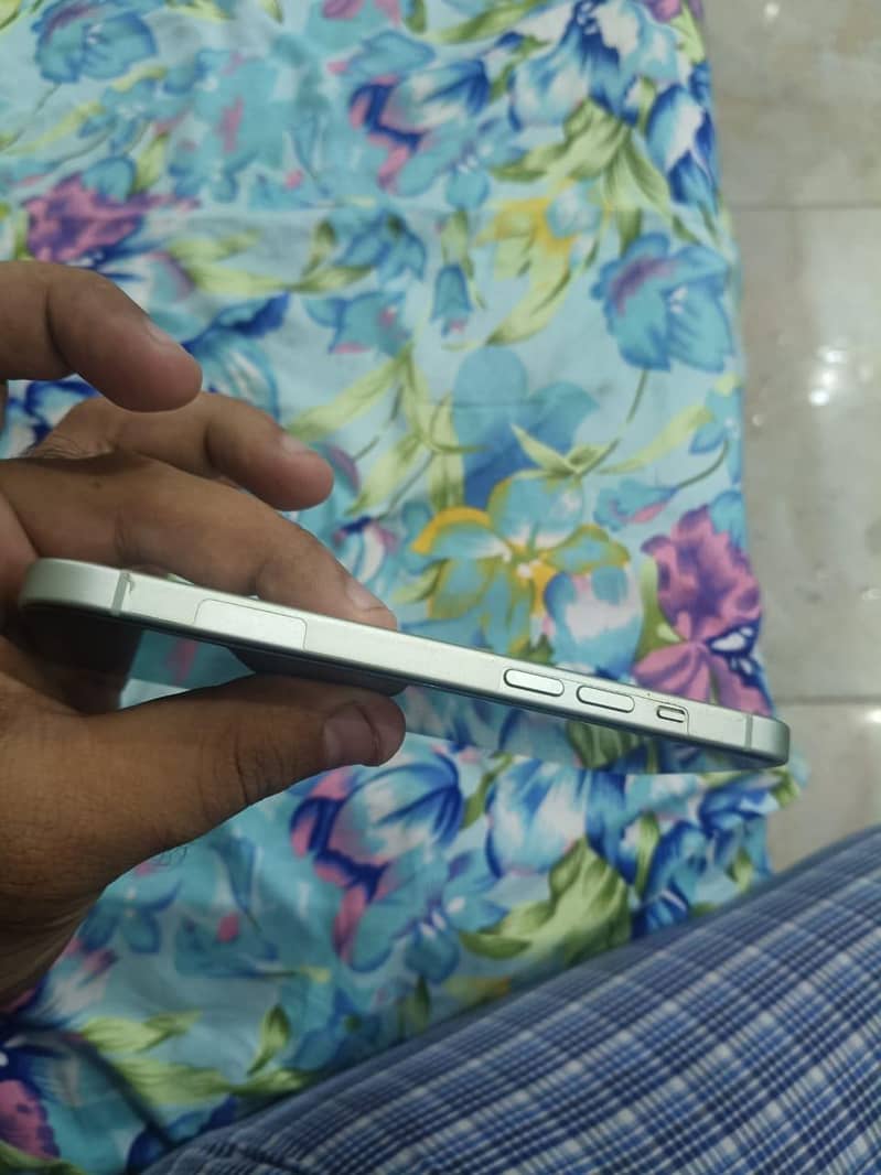 Apple iPhone 15 5