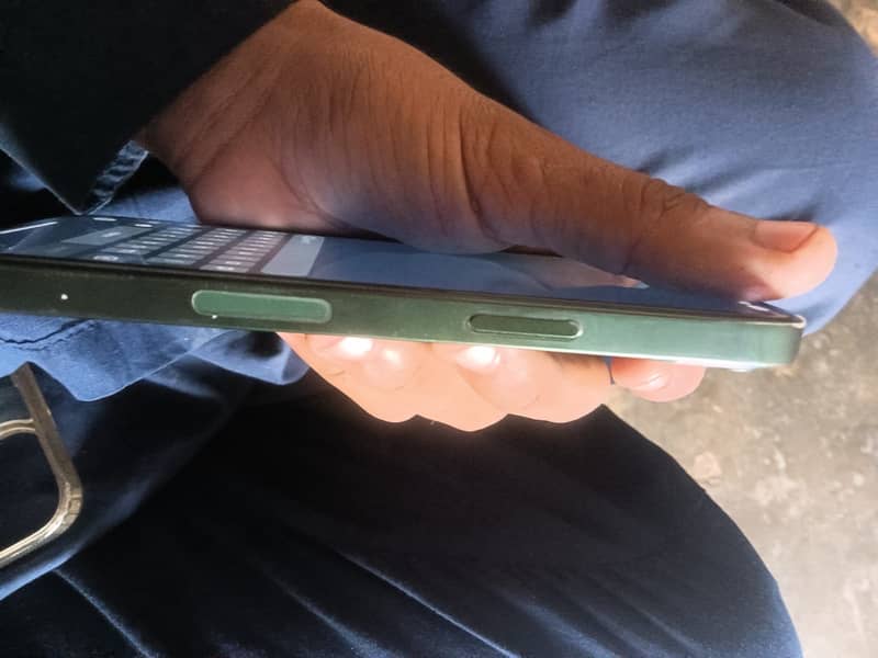 Apple iPhone 13 3