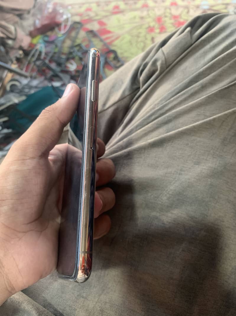 Apple iPhone 11 Pro Max 4