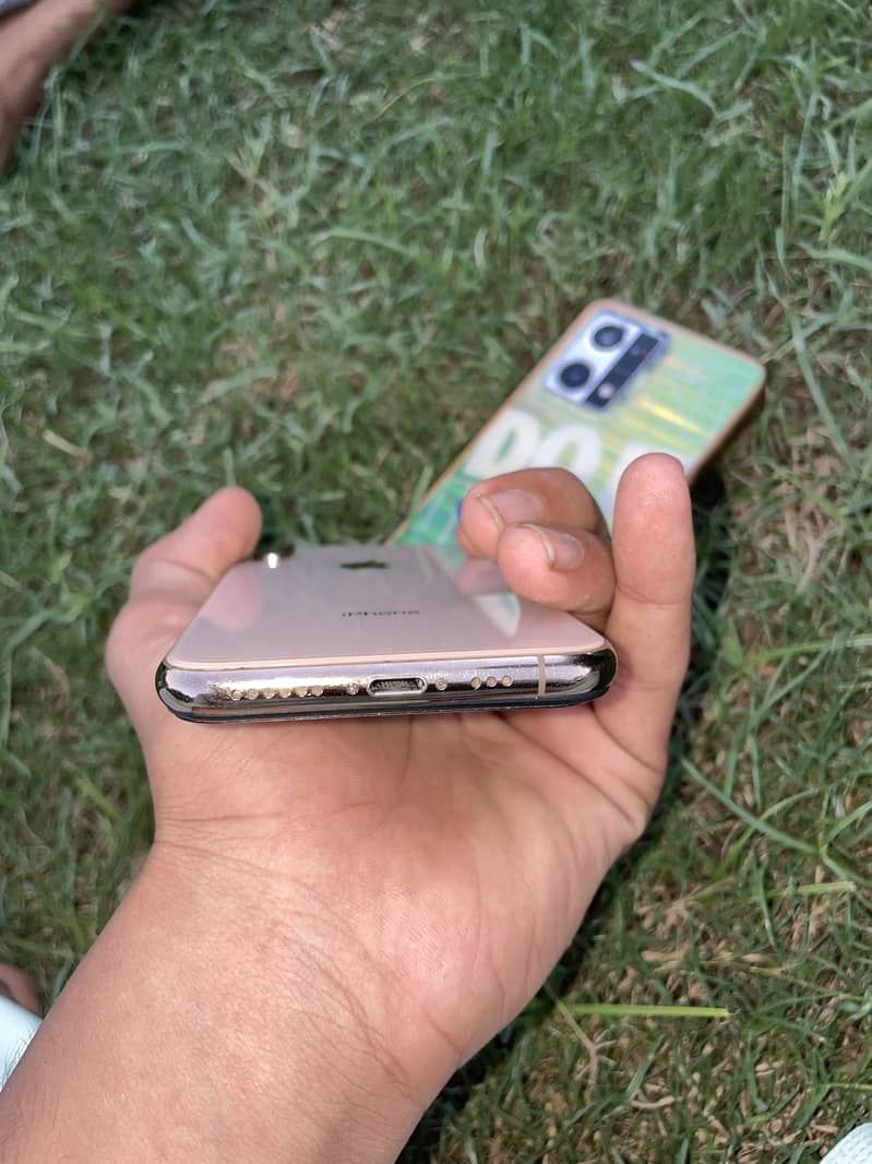 Apple iPhone XS 5