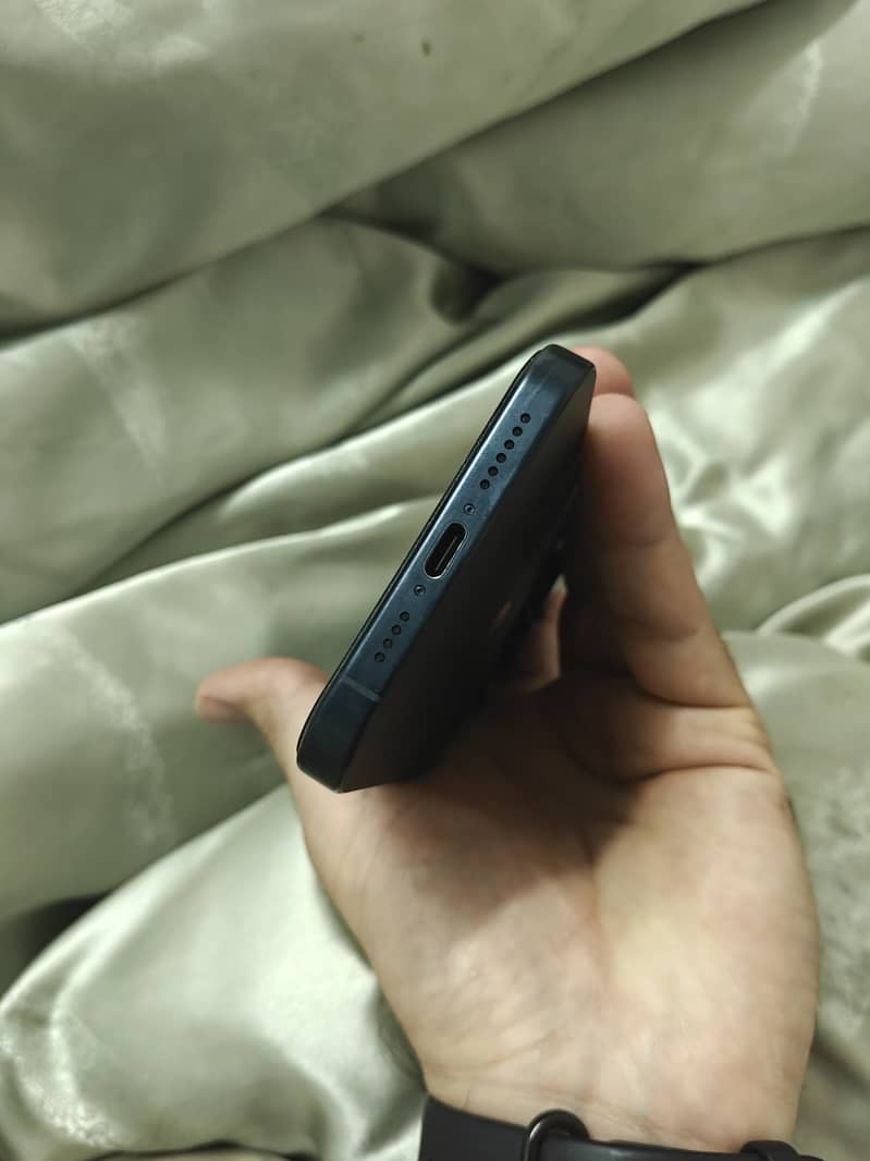 Apple iPhone 15 Pro Max 4