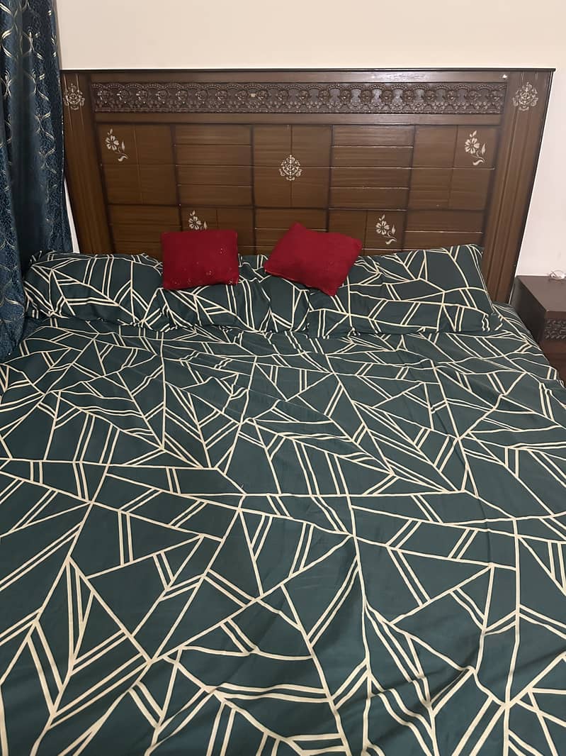 Double bed with side tables 0