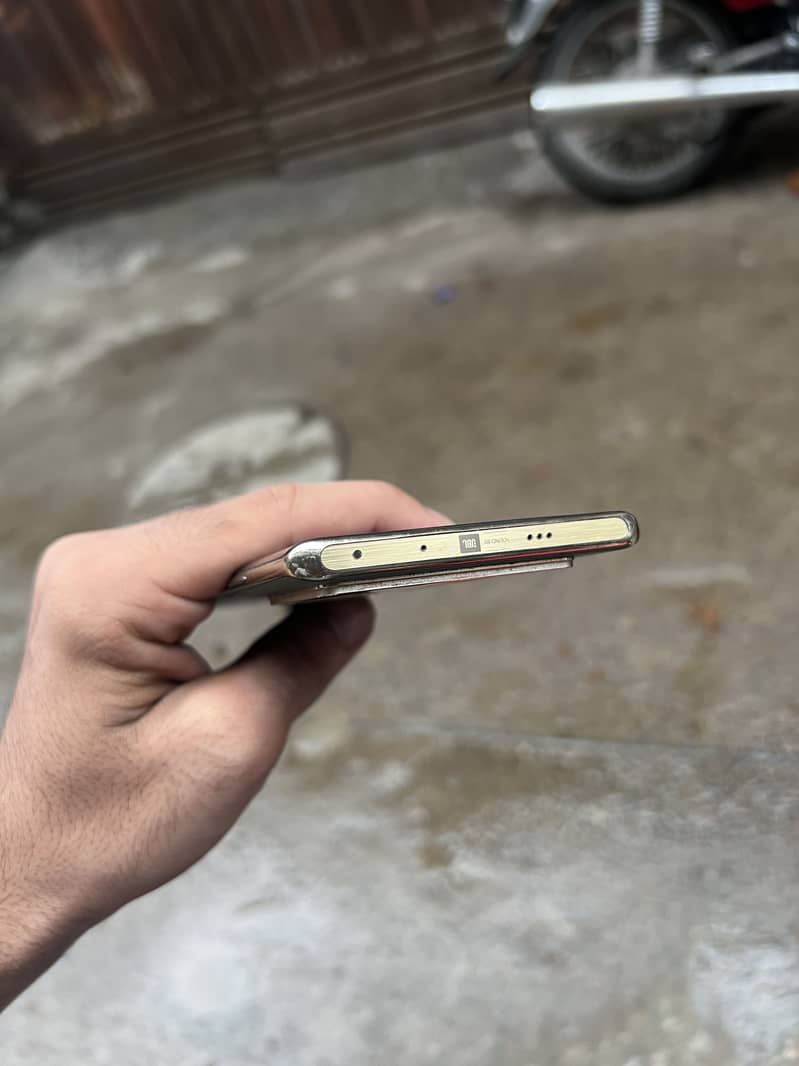 Infinix Note 40 Pro 4