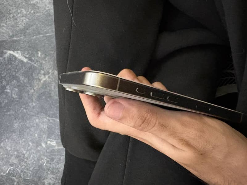 Apple iPhone 15 Pro Max 4