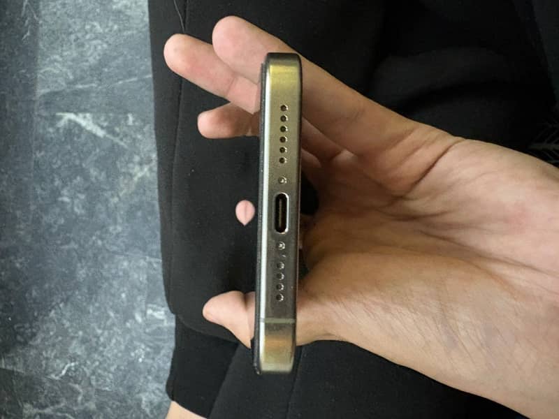 Apple iPhone 15 Pro Max 6