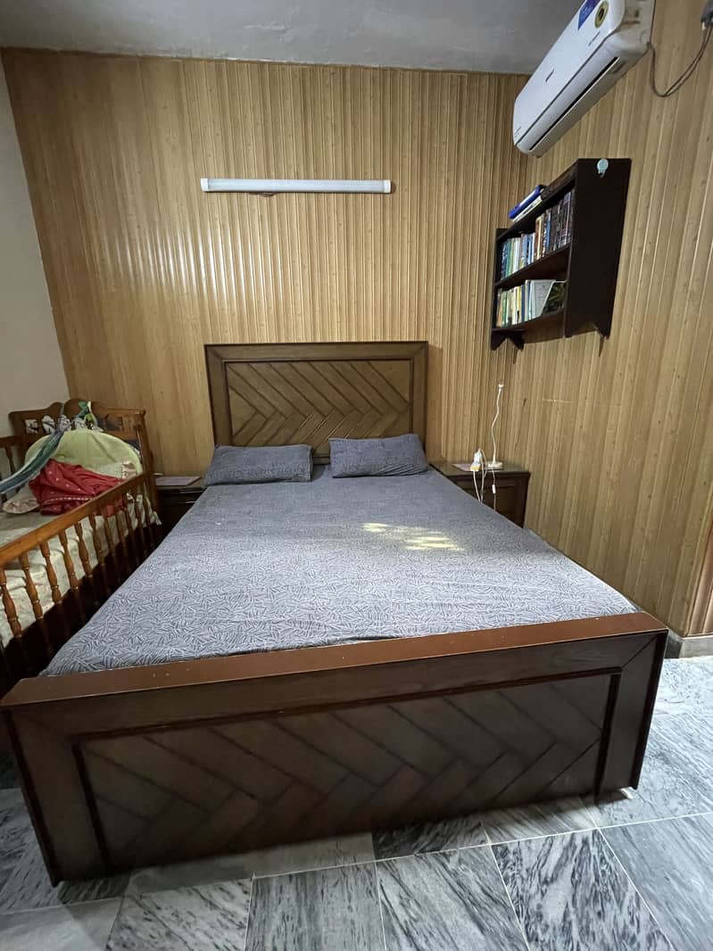 Queen size bed with dressing table 1