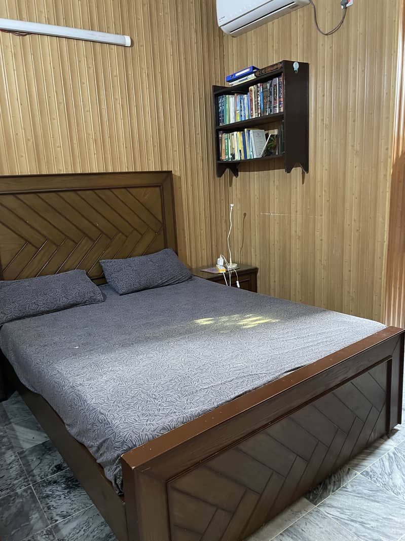 Queen size bed with dressing table 2