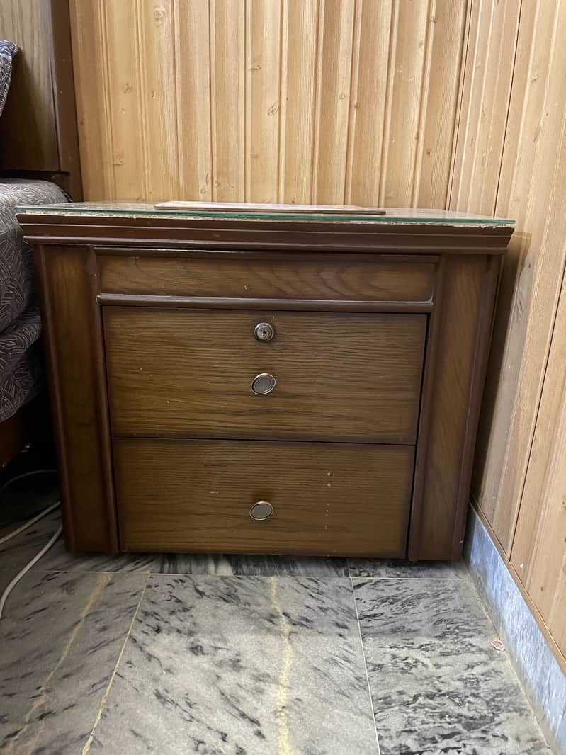Queen size bed with dressing table 4