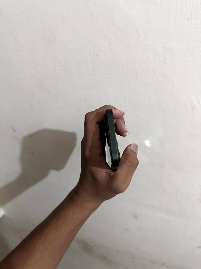 Apple iPhone 13 8