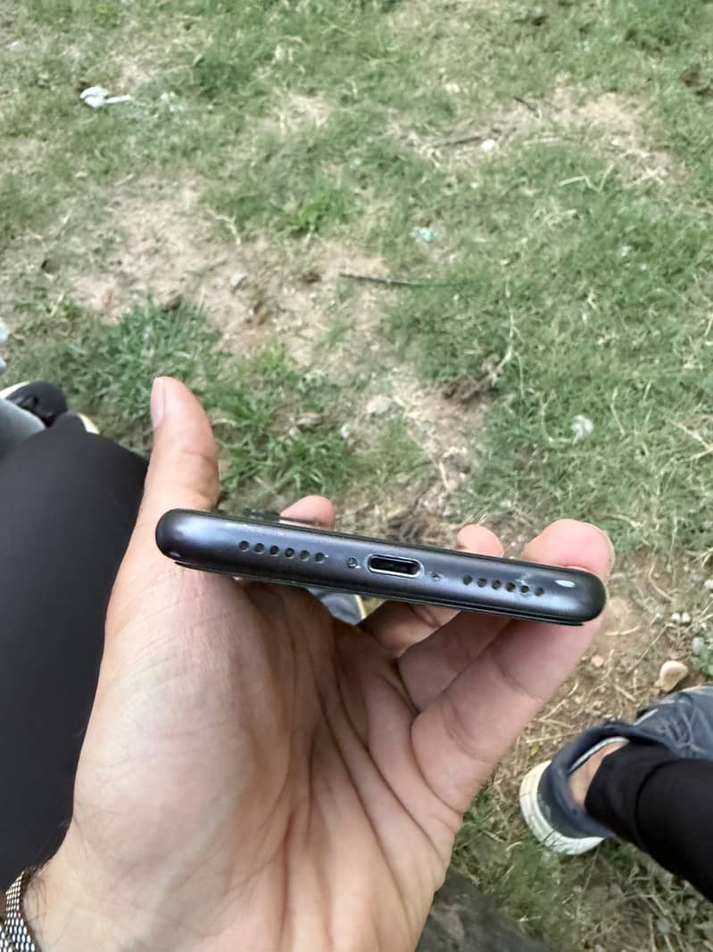 Apple iPhone 11 4