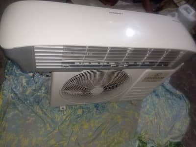 Kenwood inverter AC 1 Ton hai all ok hai 100% bas gas barwanay wali ha