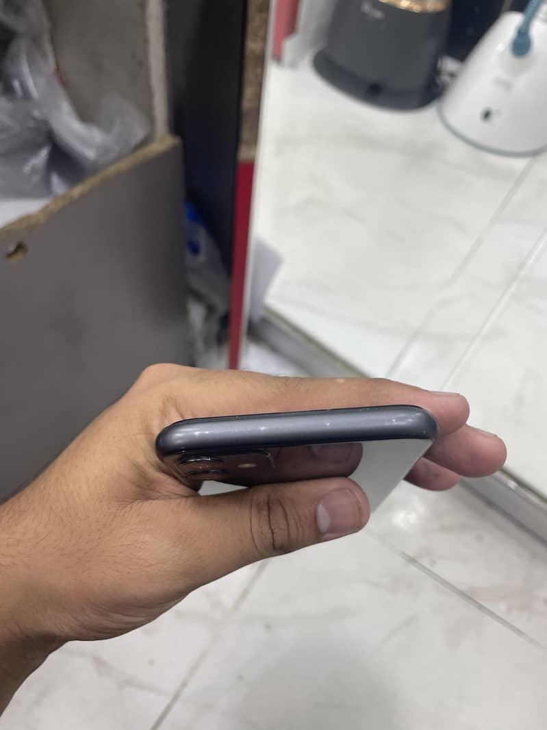 Apple iPhone 11 3