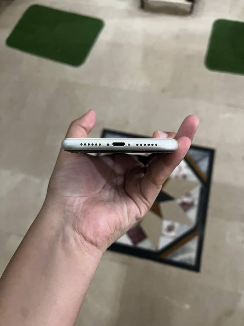 Apple iPhone 11 4