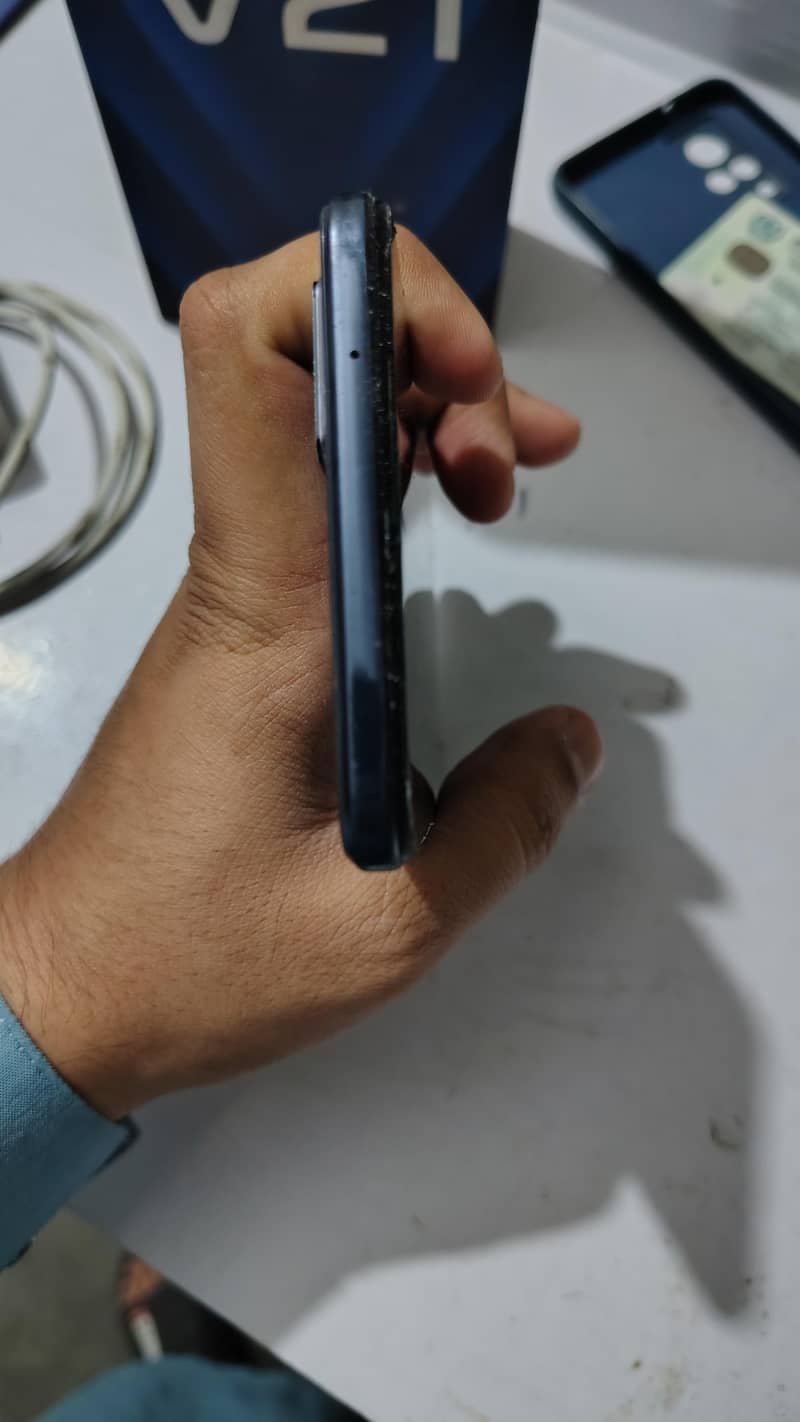 Vivo V21 4