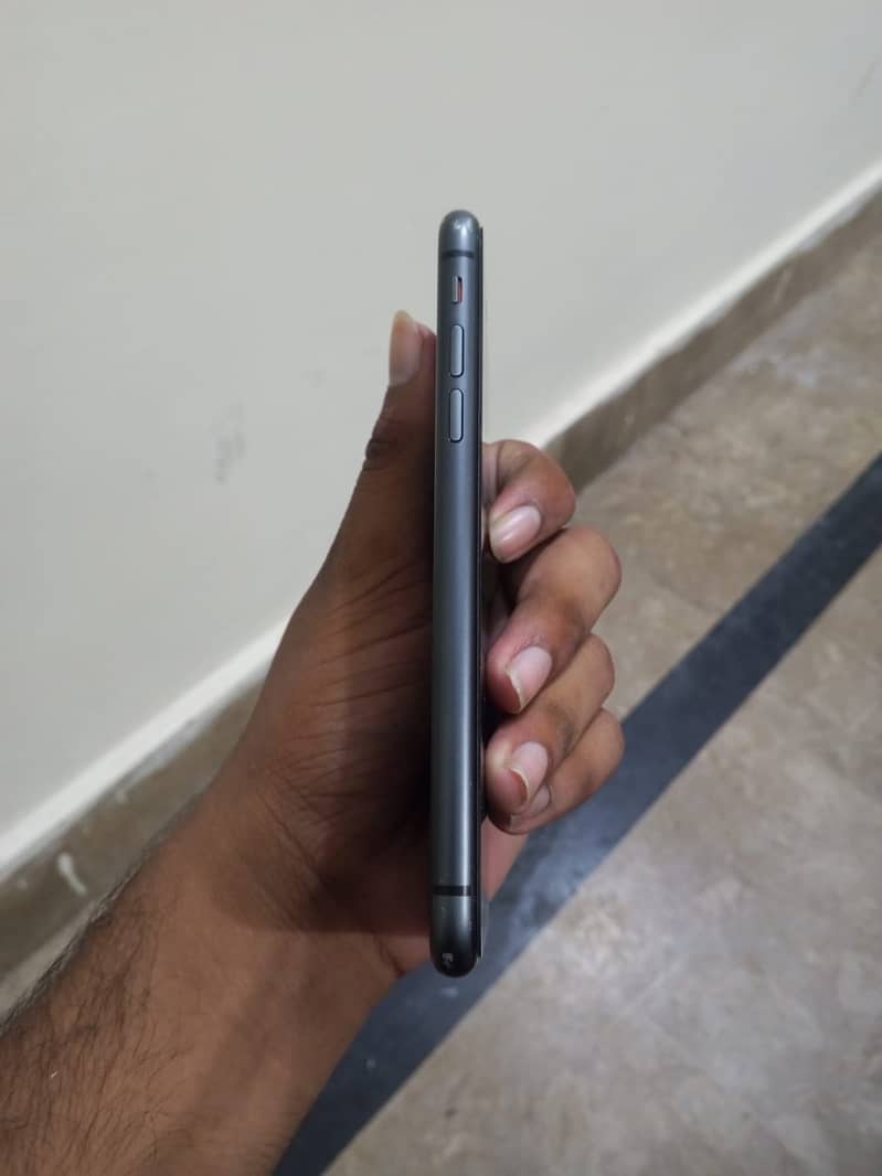 Apple iPhone 11 4