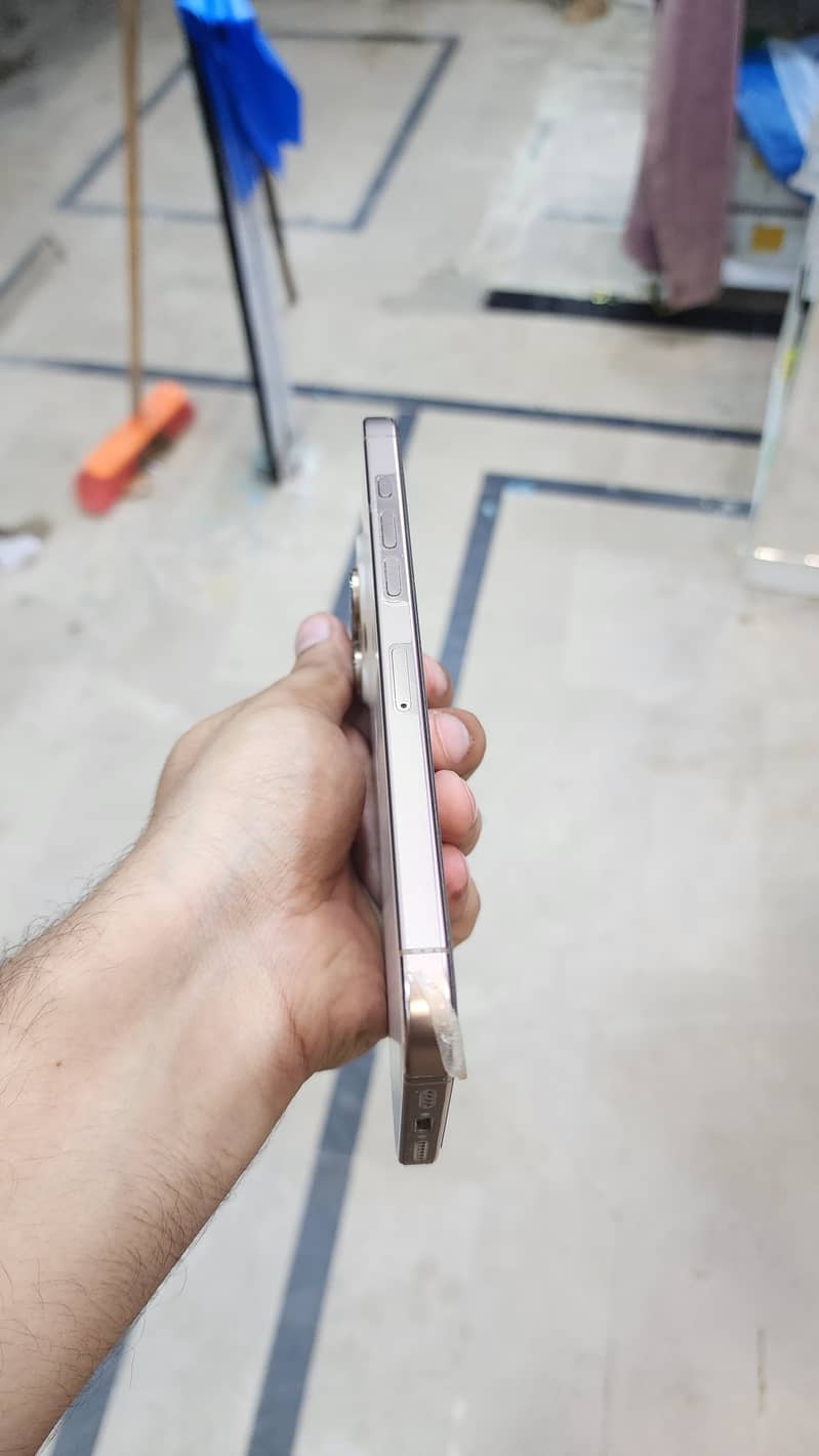 Apple iPhone 16 Pro Max 2