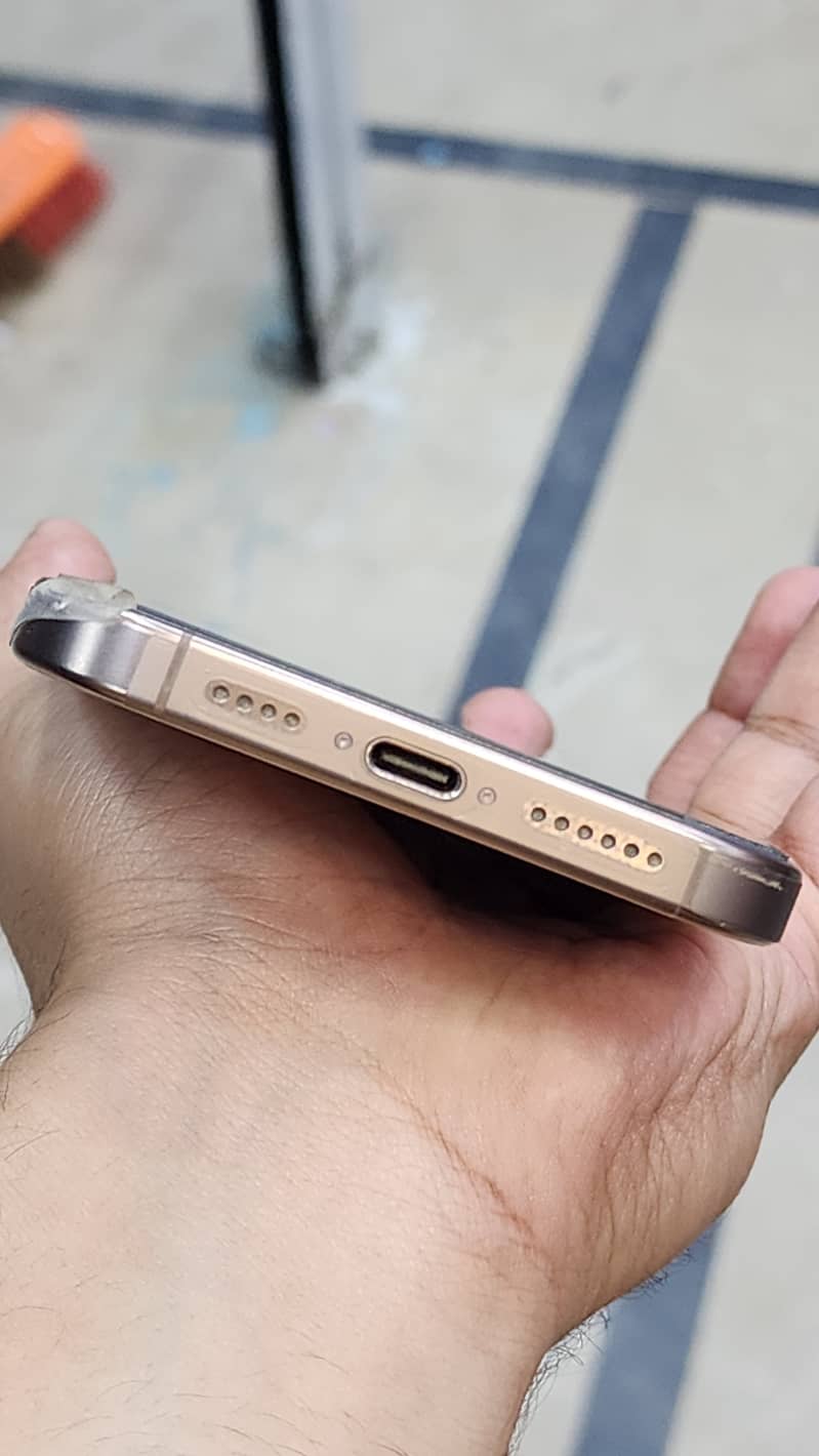 Apple iPhone 16 Pro Max 4