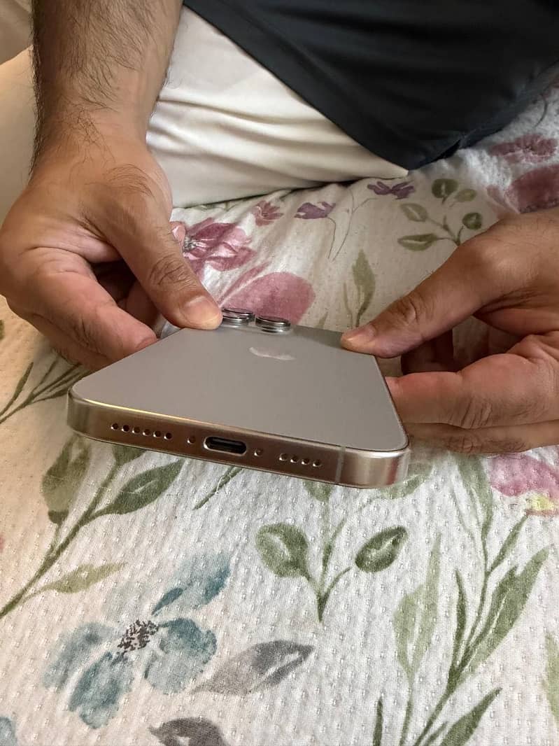 Apple iPhone 16 Pro Max 2