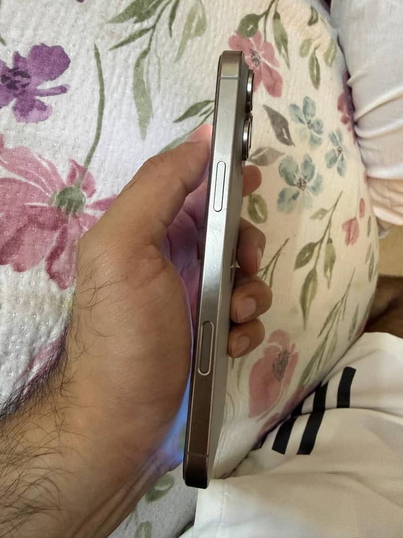 Apple iPhone 16 Pro Max 5