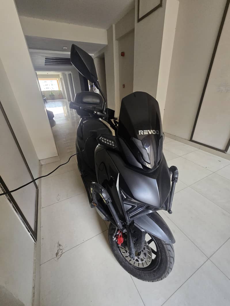 Revoo E-52 0