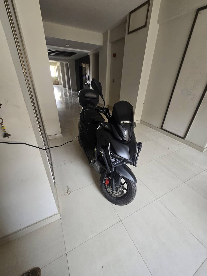 Revoo E-52 1