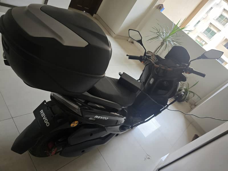 Revoo E-52 3