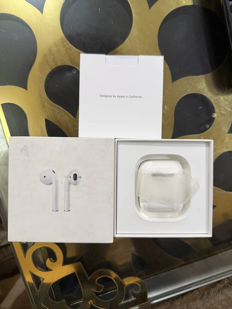 Apple earbud two 3