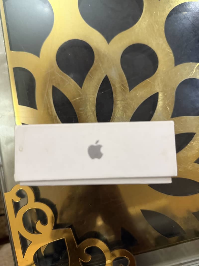 Apple earbud two 4