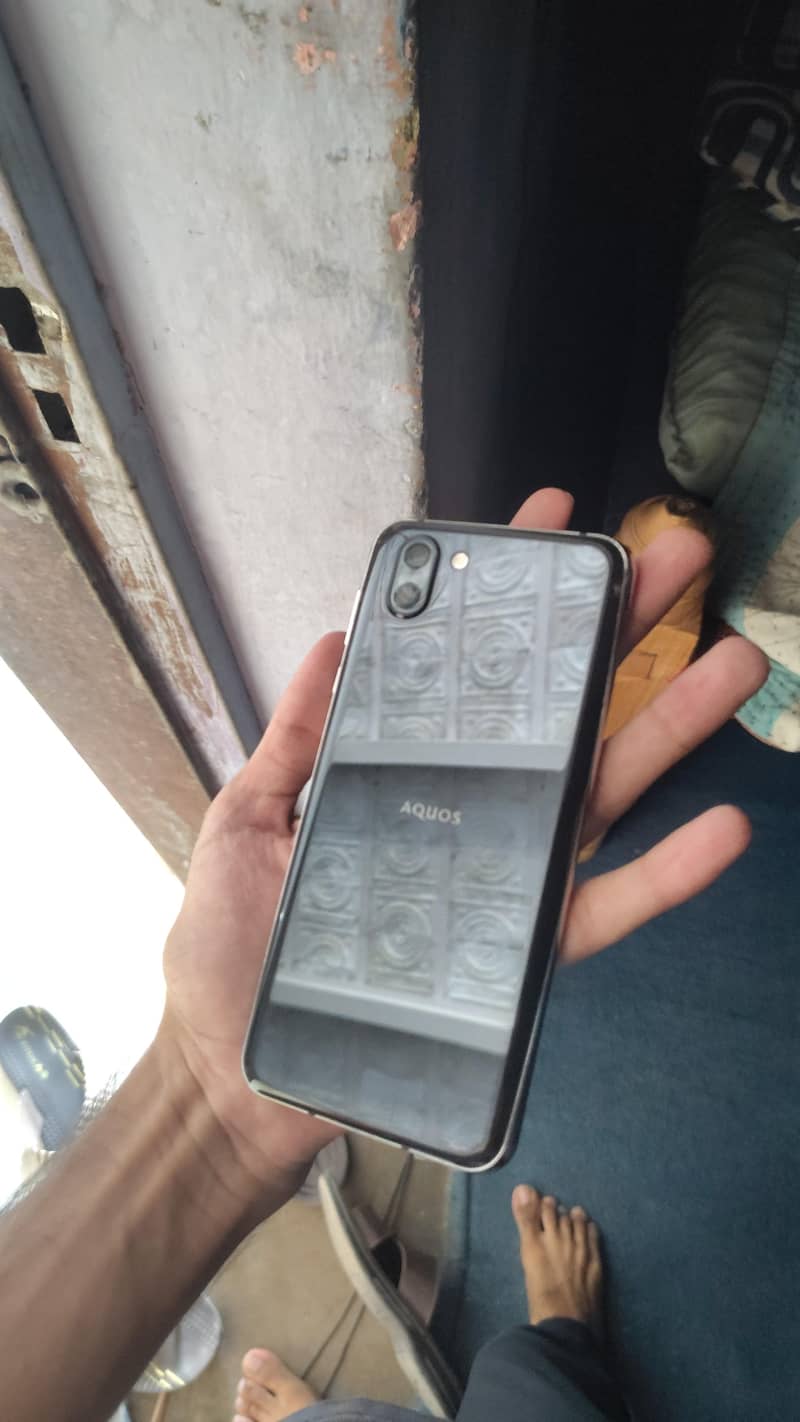 Sharp Aquos R2 0