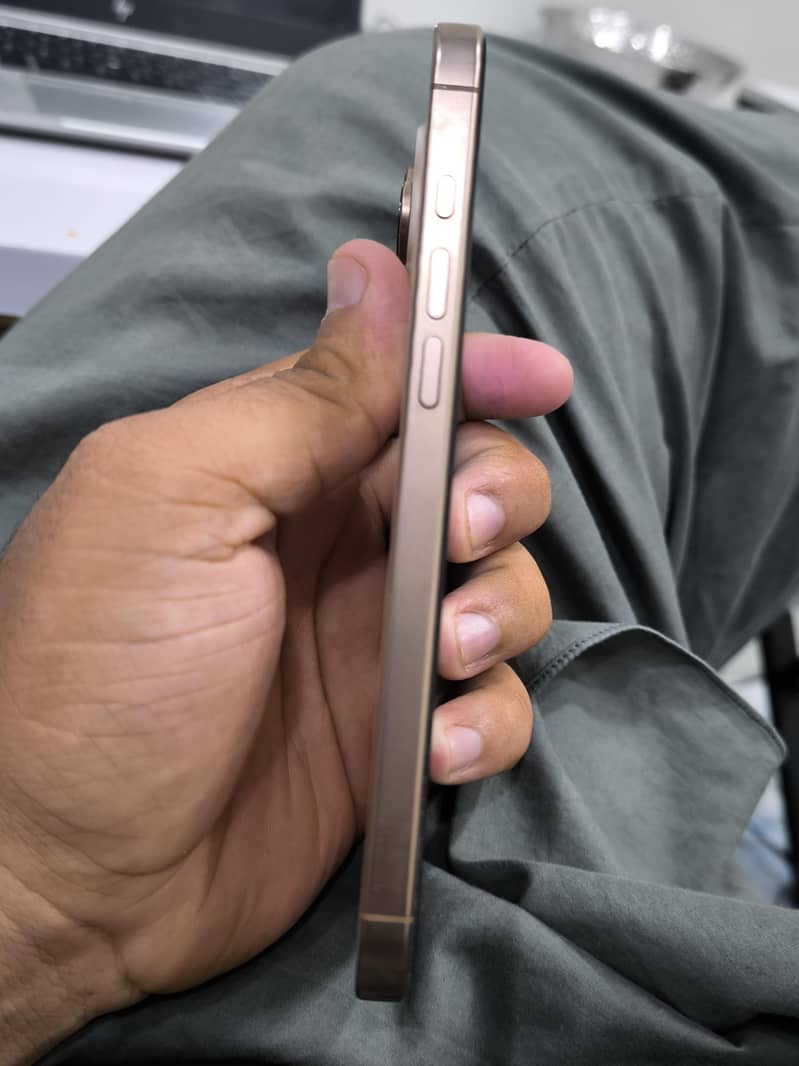 Apple iPhone 16 Pro Max 2