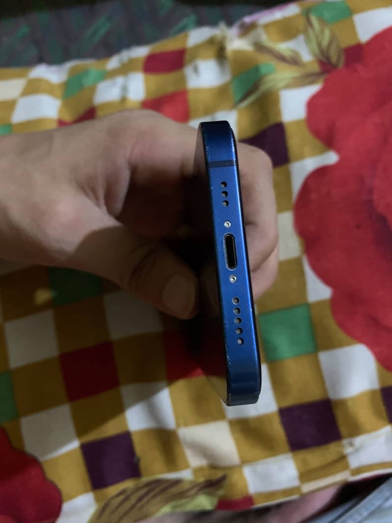Apple iPhone 12 4