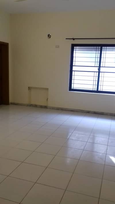 BEAUTIFUL ONE KANAL UPPER PORTION AVAILABLE FOR RENT IN DHA PHASE 3