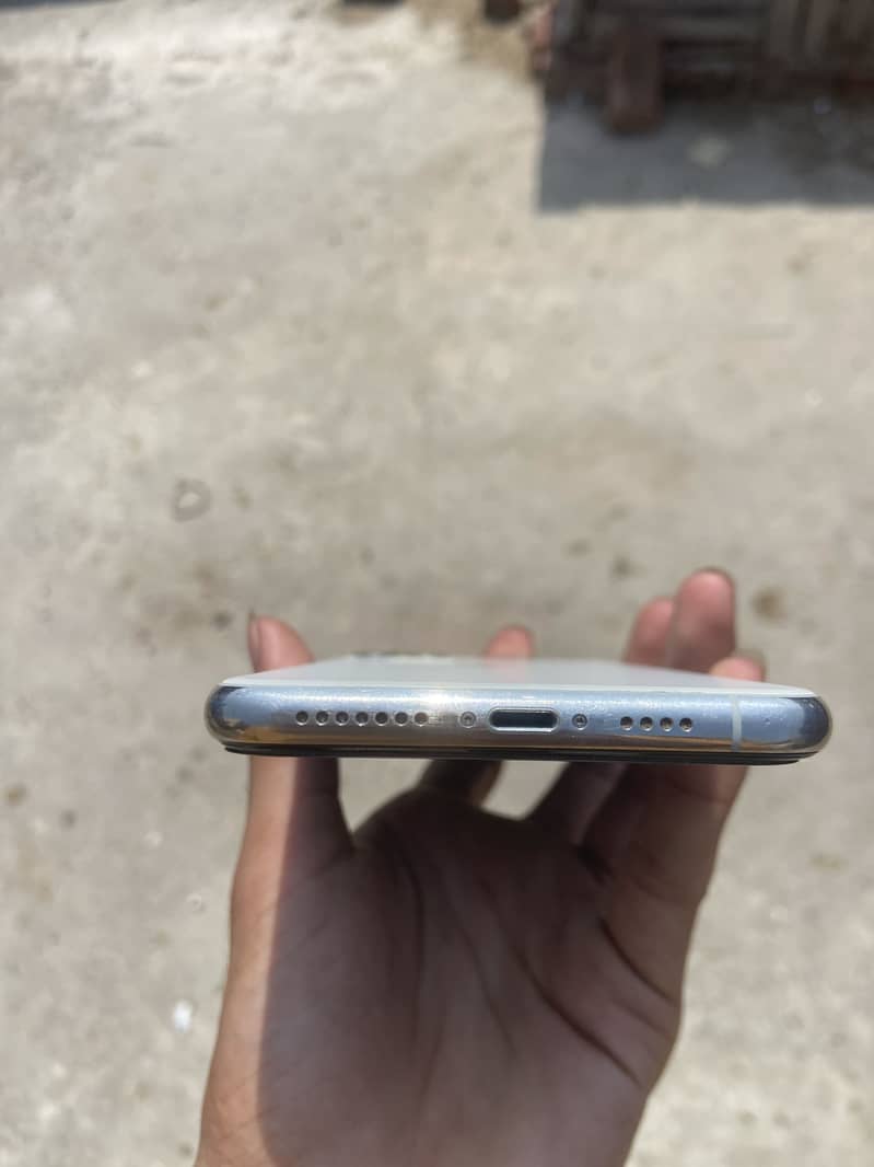 Apple iPhone 11 Pro Max 2