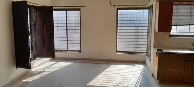 ONE KANAL BEAUTIFULL UPPER PORTION AVAILABLE FOR RENT IN DHA PHASE 4