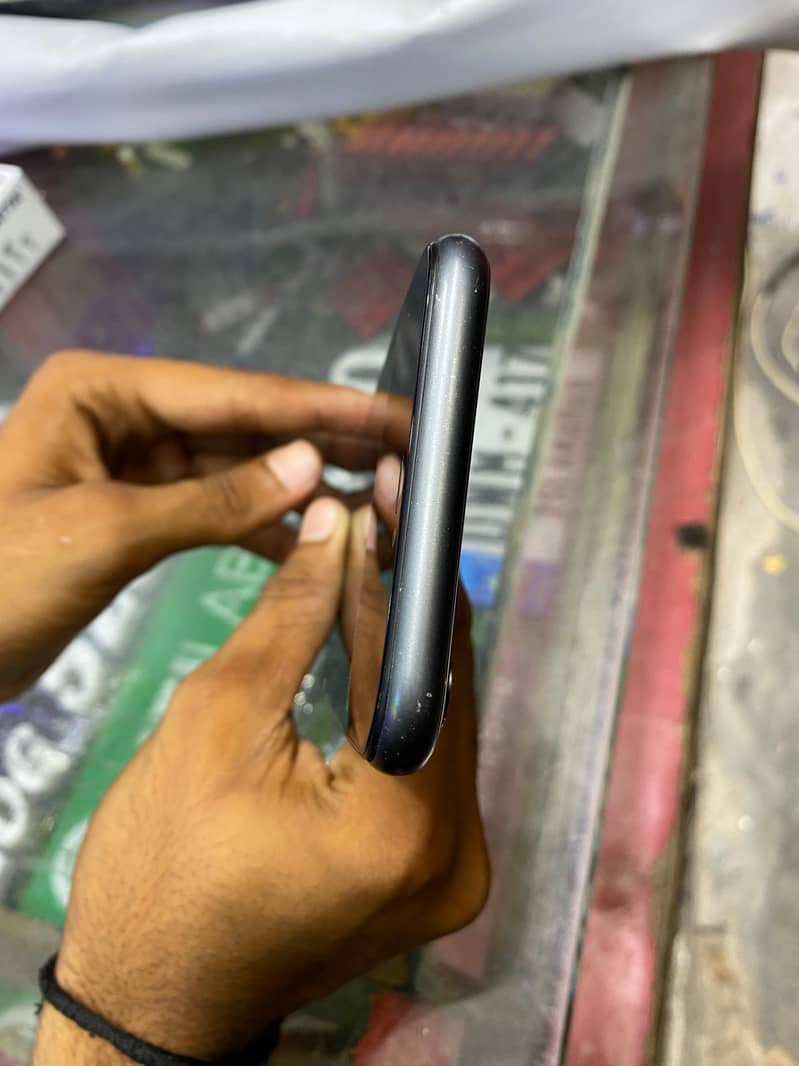 Apple iPhone 11 3