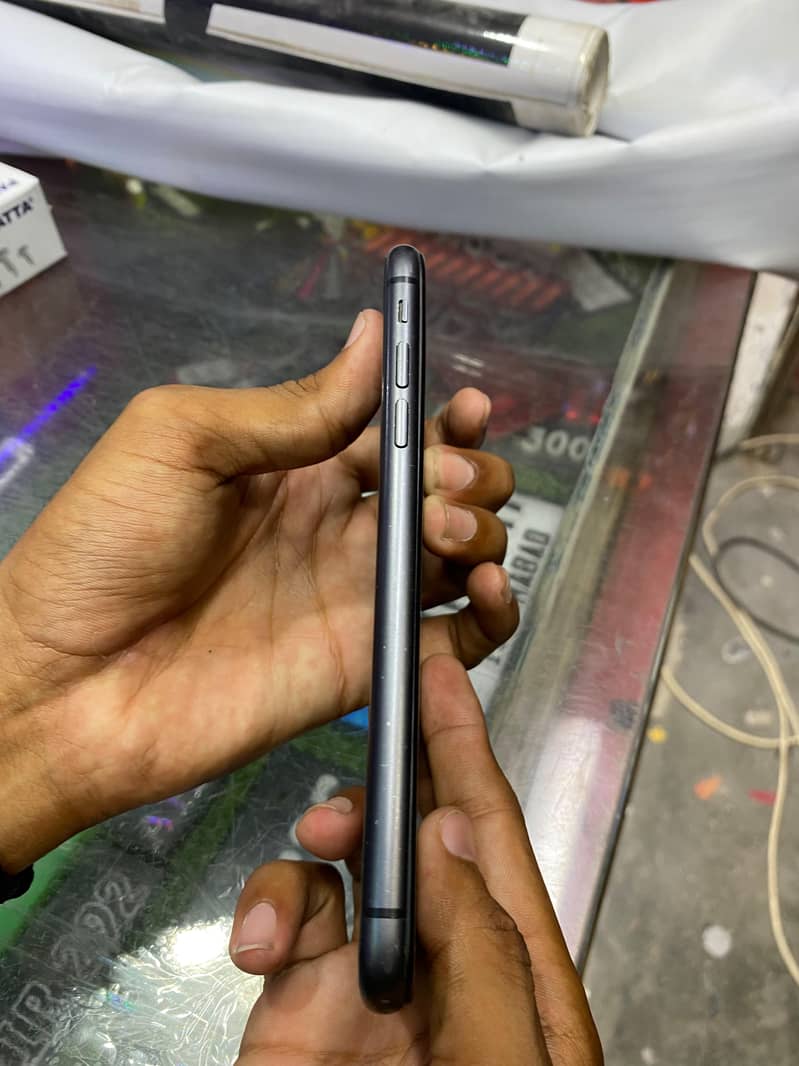 Apple iPhone 11 4