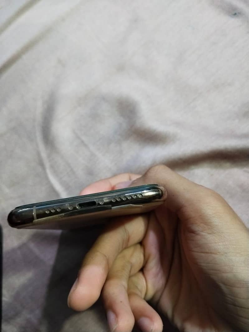 Apple iPhone 11 Pro Max 4