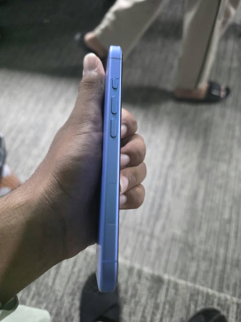 Apple iPhone 16 7