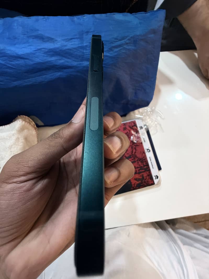 Apple iPhone 13 2