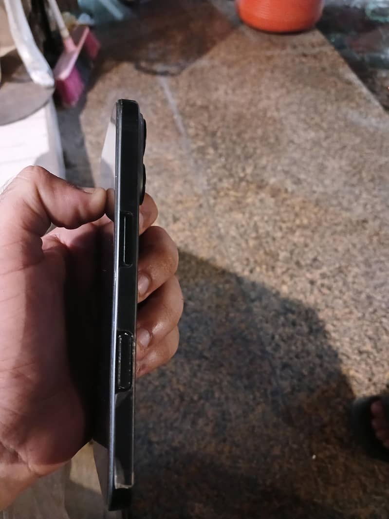 Apple iPhone 16 4