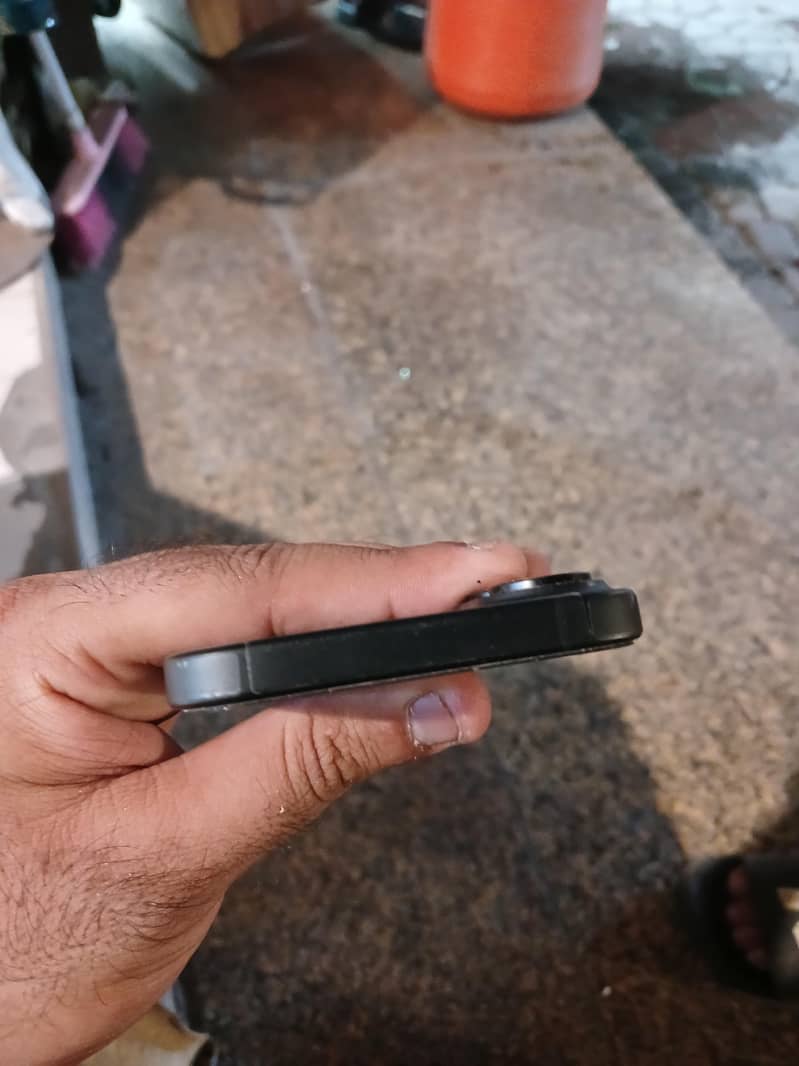 Apple iPhone 16 5